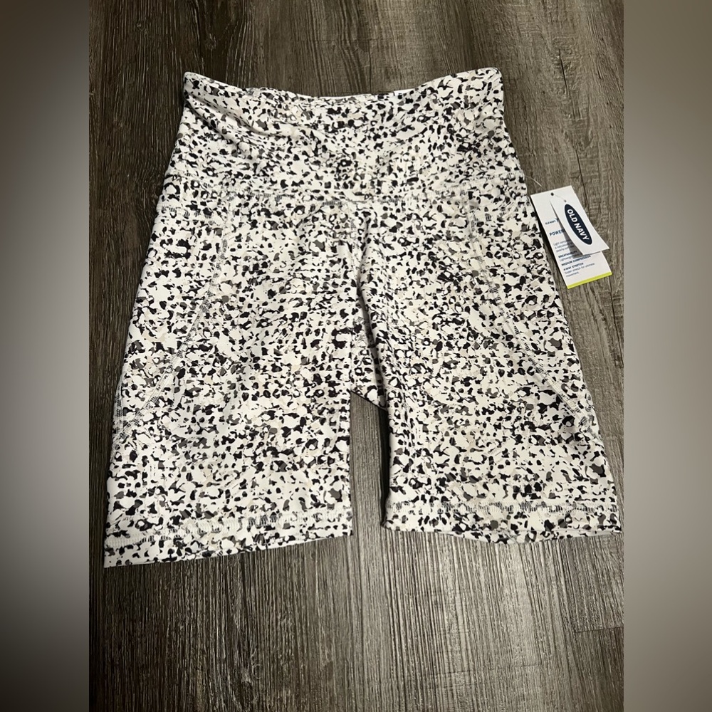 Old Navy active high rise Bermuda shorts. Size small. NWT.